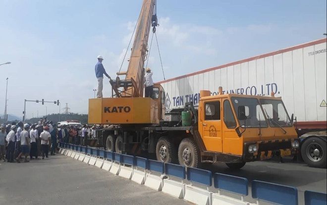 Bị xe container kéo lê hàng chục mét, người đàn ông tử vong thương tâm