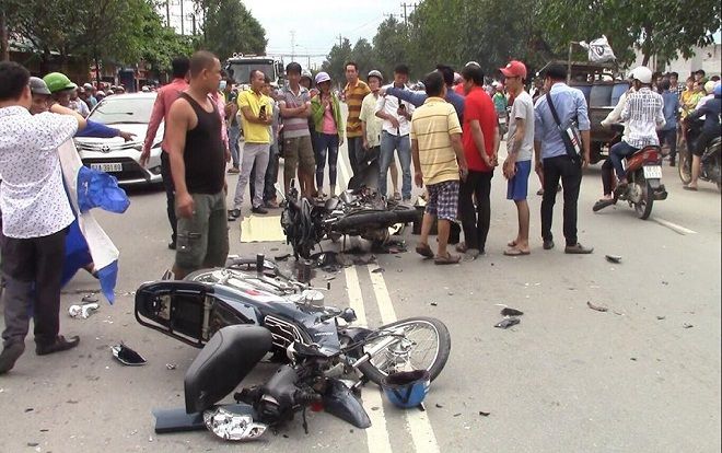 Người thân ôm thi thể thanh niên gào khóc thảm thiết sau va chạm khiến 2 xe máy biến dạng