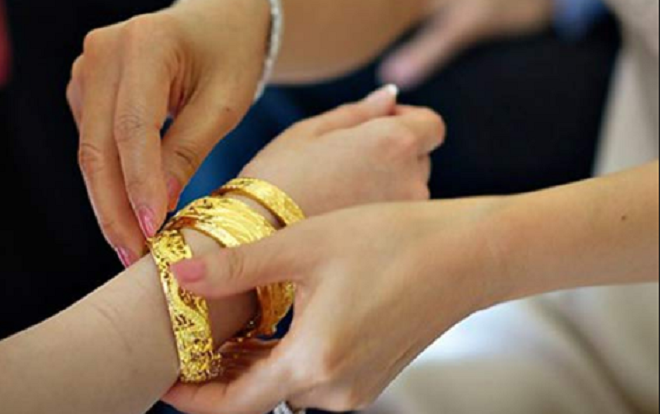 Nàng dâu uất ức kể ngày đầu tiên về nhà chồng bị mẹ chồng tự ý đếm tiền mừng cưới, bắt đưa hết vàng vòng để đem đi… cất