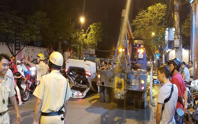 Đường Nguyễn Tất Thành tê liệt vì ô tô lật ngửa sau cú đâm kinh hoàng