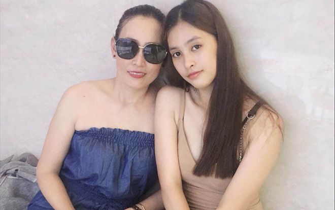 Bố mẹ tân Hoa hậu Trần Tiểu Vy 'gây sốt' bởi vẻ ngoài trẻ trung
