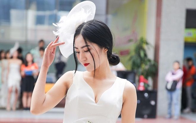 Xem show thời trang chào tân sinh viên của ĐH Hutech mới thấy: 'lò luyện' trai xinh gái đẹp chính là đây!