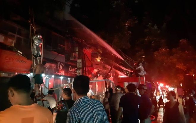 Cận cảnh hiện trường đám cháy kinh hoàng trên phố Đê La Thành, ít nhất 6 ngôi nhà có nguy cơ cháy rụi hoàn toàn