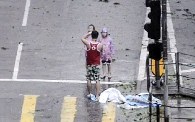 Cha bắt hai con tạo dáng để chụp ảnh giữa siêu bão Mangkhut gây phẫn nộ