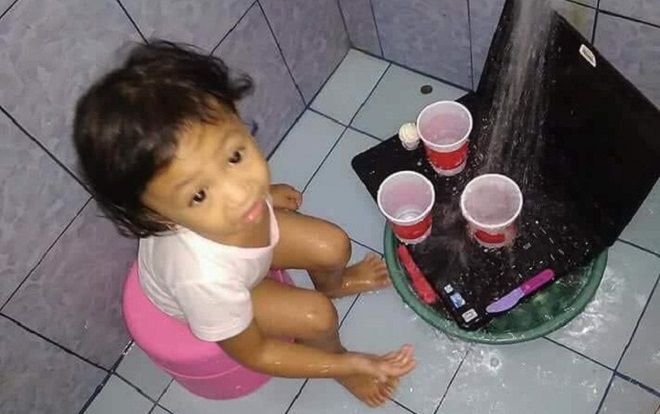 Gương mặt hoang mang của bé gái khi bị mẹ bắt gặp mang laptop ra chơi đồ hàng lại còn hăng hái 'rửa' khiến dân mạng cười vỡ bụng