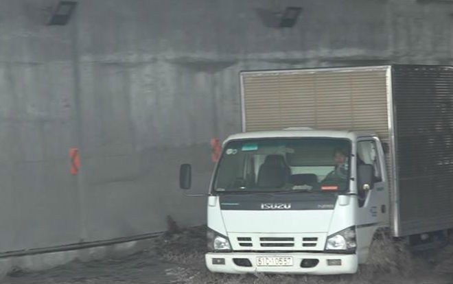 Hầm chui Mỹ Thủy bị ngập khiến hàng loạt ô tô ngâm nước, cơ quan chức năng nói gì?