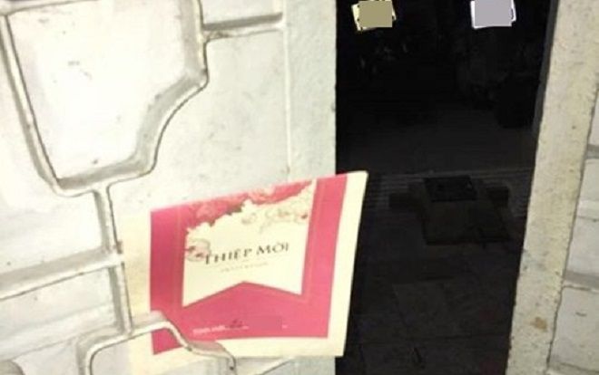 Hình ảnh chiếc thiệp mời đám cưới giắt vào cổng nhà khiến dân tình bức xúc: 'Mời như này chỉ cốt lấy phong bì'