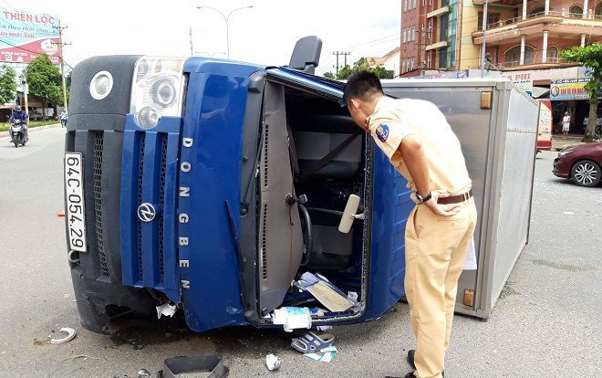 Xe chở dúi ‘đại náo’ quốc lộ ở Bình Dương, 1 người bị thương