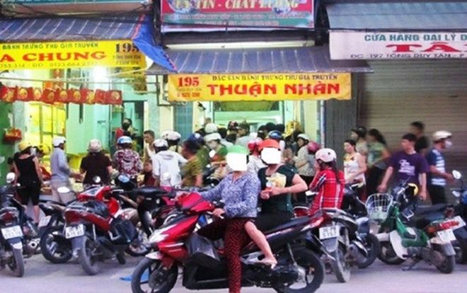 Đi mua bánh trung thu cùng con trai, người đàn ông bị 6 kẻ bịt mặt chém liên tiếp
