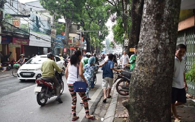 Cho rằng sử dụng điện quá tải dẫn đến vụ hỏa hoạn, chủ khu trọ giá rẻ Hiệp 'khùng' bị lăng mạ đuổi đánh