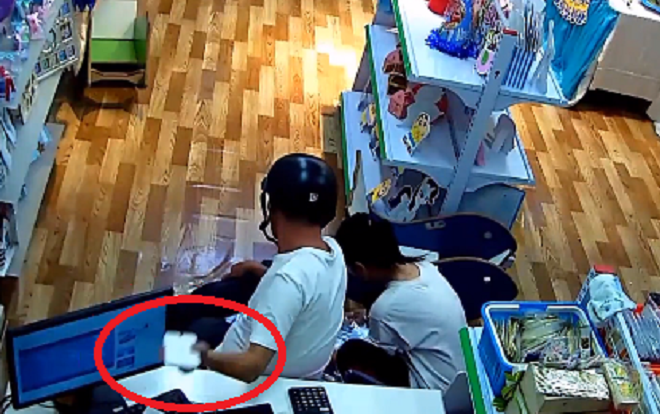 Người đàn ông vào cửa hàng phụ kiện trang trí vờ mua đồ rồi nhanh tay 'cuỗm' chiếc điện thoại đắt tiền của nhân viên gây bức xúc