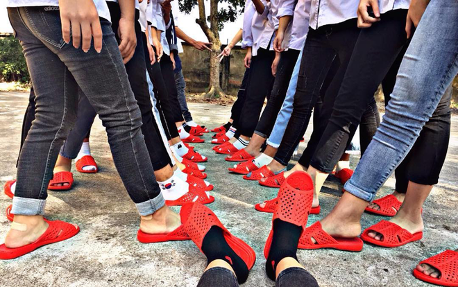 Khoe giày hiệu xưa rồi, giờ lớp người ta diện dép tổ ong màu hường, xanh lá 'phiên bản giới hạn'