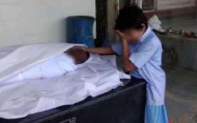 Bức ảnh cậu bé khóc trước thi thể cha gây xúc động, nhận về hơn 43.000 USD quyên góp trong 24 giờ