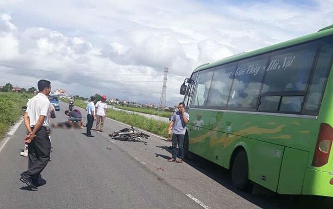Xe máy đấu đầu xe ô tô khách, 2 thanh niên tử vong