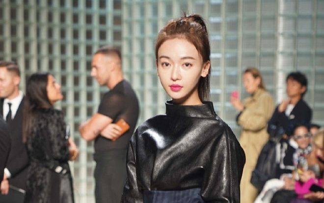 Ngô Cẩn Ngôn phá dáng không biết bao nhiêu đồ hiệu chỉ vì quá gầy