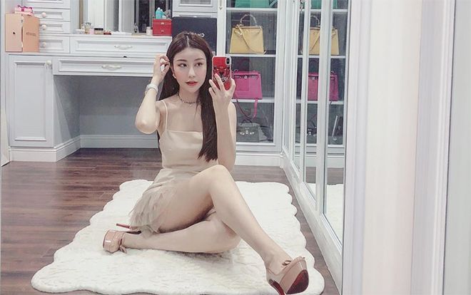 'Ngã quỵ' trước căn phòng ngập hàng hiệu của Hoa hậu Lam Cúc