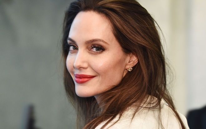 Hot: Angelina Jolie đã tổ chức hôn lễ bí mật cùng người tình tỷ phú sau khi chia tay Brad Pitt?