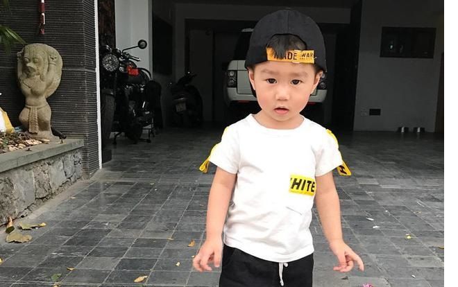 Dân mạng ngỡ ngàng phát hiện Vlogger Huyme hồi nhỏ giống bé Xoài như hai giọt nước