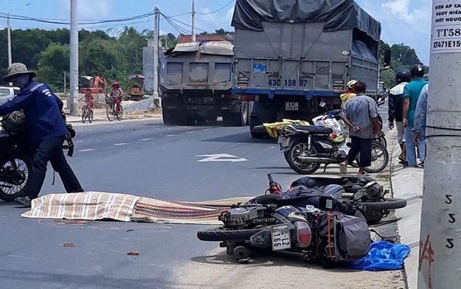 Ngã ra đường sau va chạm, nữ du khách nước ngoài bị xe tải cán tử vong