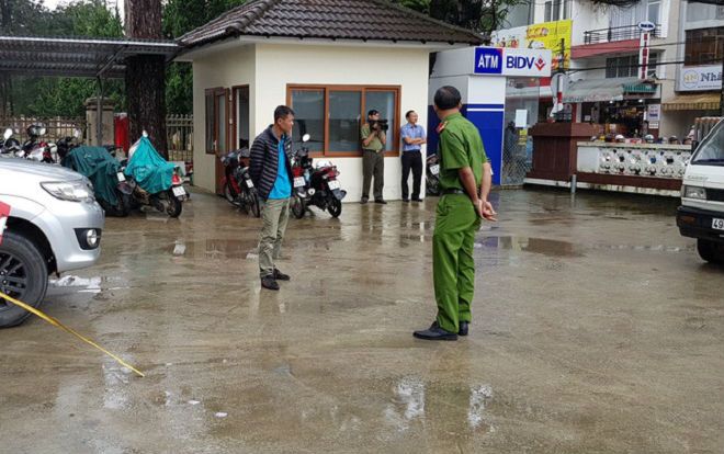 Cảnh sát bảo vệ ngân hàng bị đấm vào mặt, chửi bới khi nhắc nam thanh niên đậu xe đúng vị trí