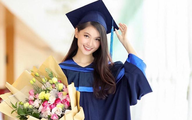 Ngay sau khi kết thúc nhiệm kỳ tại Hoa hậu Việt Nam, Á hậu Thùy Dung khoe ảnh rạng rỡ trong ngày tốt nghiệp