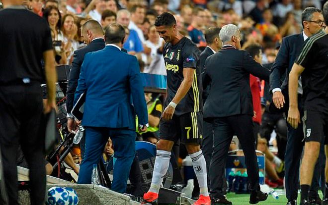 Chị gái Ronaldo 'cạn lời' với trọng tài rút thẻ đỏ em trai