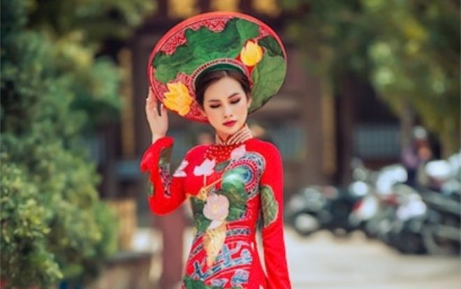 Á hậu Thanh Trang khoe đường cong 'vạn người mê' với áo dài thêu long kết phụng cầu kỳ