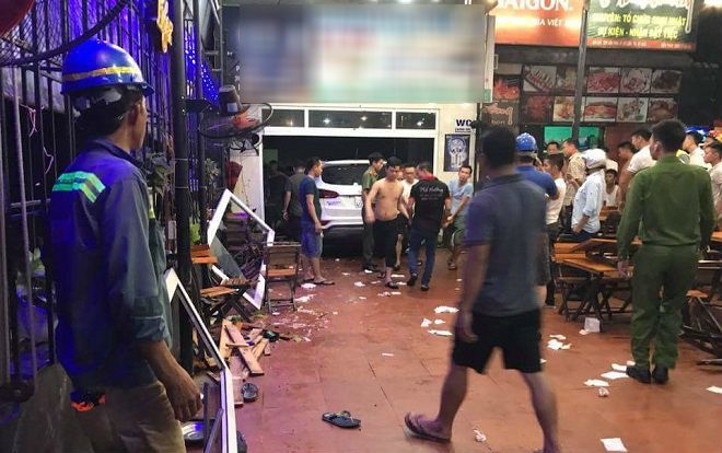 Ô tô bất ngờ lao thẳng vào quán ăn, 9 thực khách nhập viện