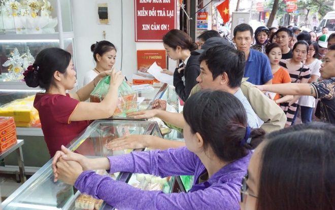 Làm không kịp hàng bán, bánh trung thu Bảo Phương chỉ có một loại duy nhất, khách xếp hàng chờ cả tiếng đồng hồ