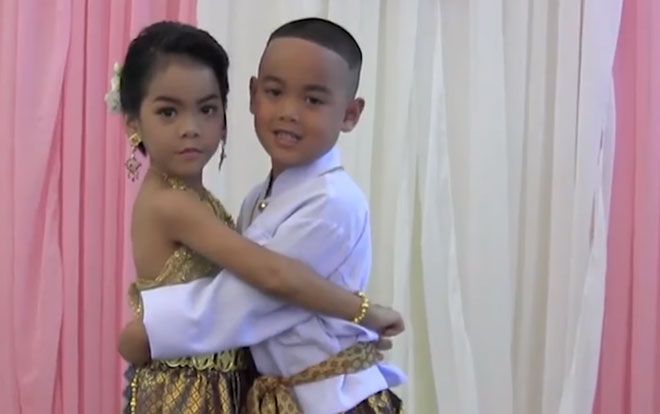 Cặp song sinh 5 tuổi tổ chức đám cưới vì được cho là tình nhân kiếp trước