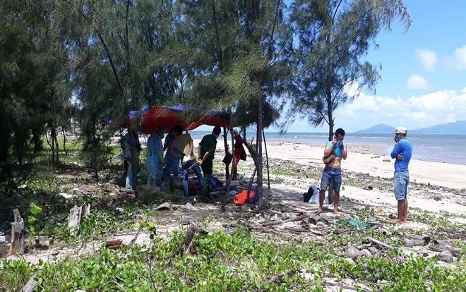 Hoảng hồn phát hiện thi thể đàn ông không mặc quần áo, có hình xăm nổi trên biển