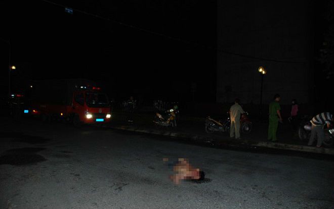 Bỏ lại tư trang và sổ khám bệnh, người đàn ông nhảy từ trên cầu xuống đường tử vong tại chỗ