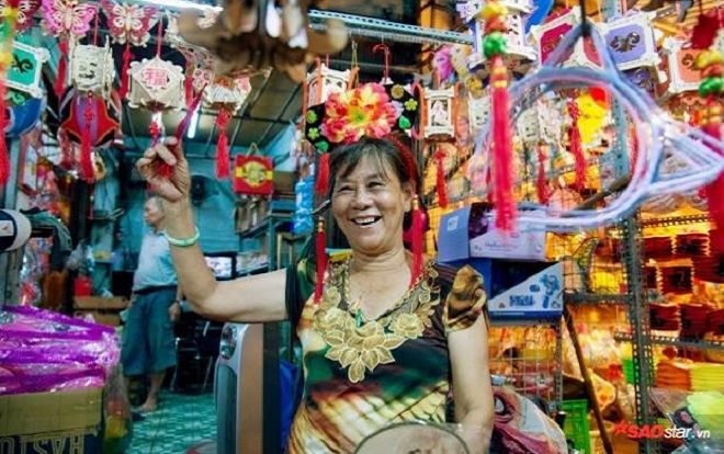 Thương lái ở phố lồng đèn Sài Gòn tươi cười trước cảnh buôn bán tấp nập: “Không còn phải tự tay đốt lồng đèn như mọi năm nữa”