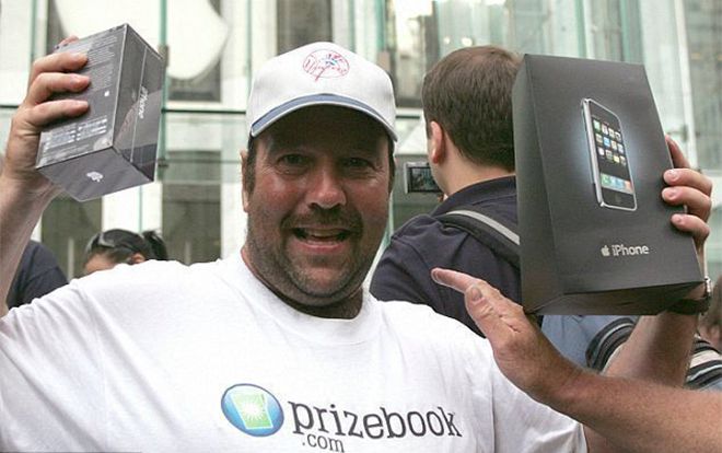 Đây là người mua iPhone đầu tiên trong lịch sử, câu chuyện đằng sau sẽ khiến bạn cười ngất