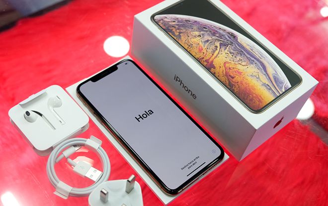 Cận cảnh iPhone Xs Max vàng đầu tiên tại Việt Nam, giá lên tới 79 triệu đồng