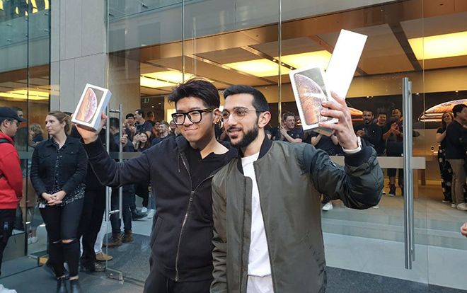Đến hẹn lại lên, iFan nô nức đi mua iPhone Xs trong ngày mở bán đầu tiên