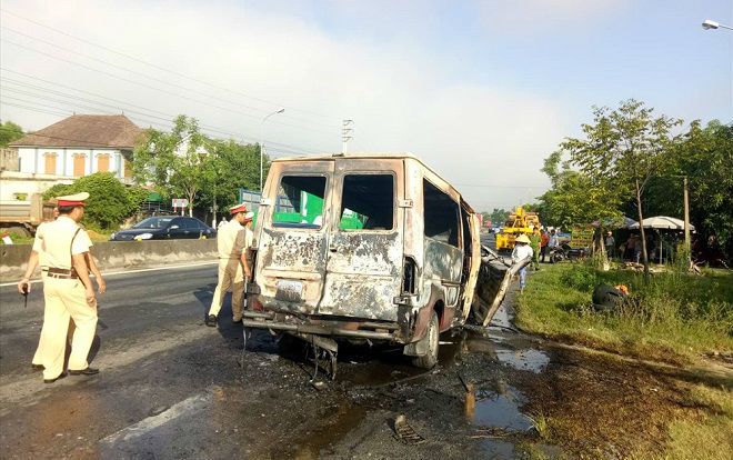 Hai vợ chồng nguy kịch khi ô tô lao vào dải phân cách trên quốc lộ