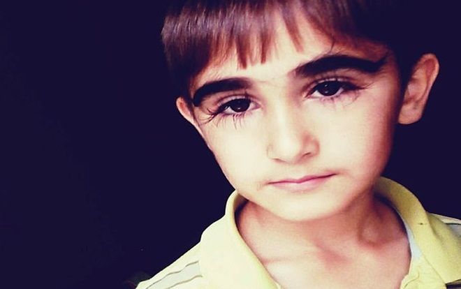 Cậu bé sở hữu hàng mi cong vút, dài 4,3 cm khiến chị em 'phát hờn'