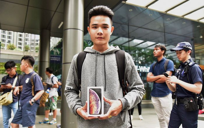 Anh chàng Việt Nam đội mưa và xếp hàng 24 tiếng để mua iPhone Xs lên báo nước ngoài
