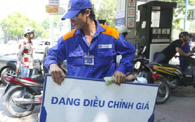 Từ 15h chiều nay, giá xăng tăng mạnh vượt đỉnh 21.000 đồng/lít