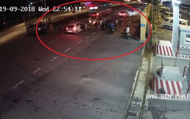 Các đối tượng đòi 'bảo kê' bến xe, hàng khách hoảng sợ bỏ chạy