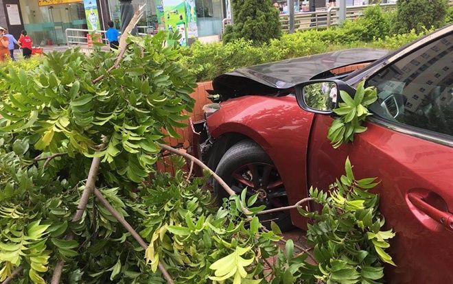 Vừa bị phạt hơn 22 triệu đồng về hành vi lạng lách… ô tô Mazda 3 tiếp tục gây tai nạn, đầu xe biến dạng