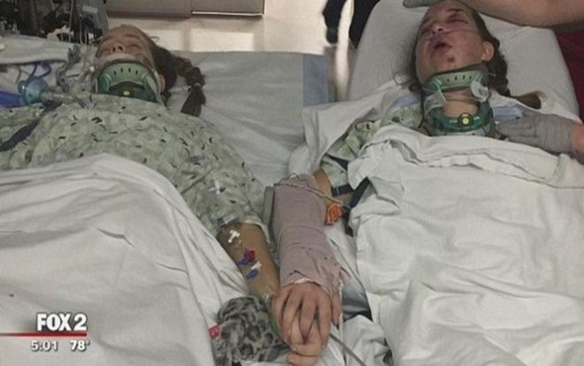 Khoảnh khắc cô bé 12 tuổi nắm tay chị gái bên giường bệnh trước lúc qua đời gây xúc động