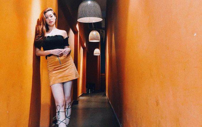 Siêu mẫu Bạc Khánh Vân diện váy ngắn khoe chân thon trắng muốt làm sáng bừng cả góc phố