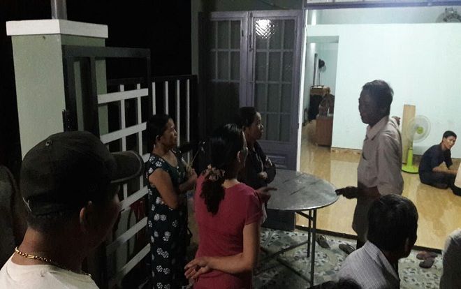 Con trai hoảng hồn phát hiện mẹ chết trên vũng máu, cha treo cổ trên cây