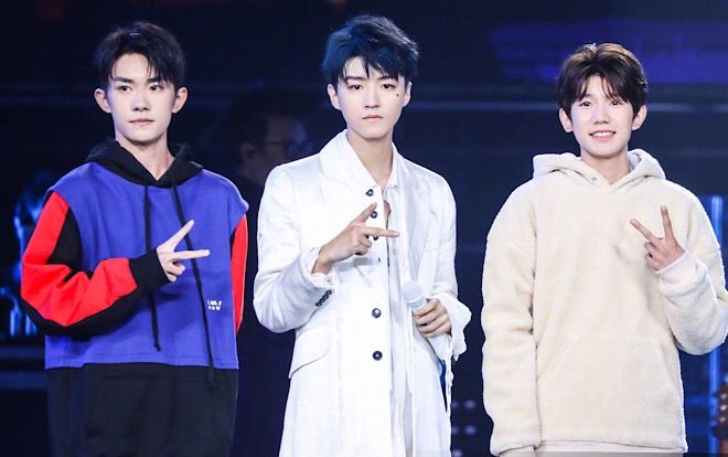 Vương Nguyên cùng Dịch Dương Thiên Tỉ mang quà đến buổi tiệc sinh nhật 19 tuổi hoàng tráng của Vương Tuấn Khải (TFBOYS)