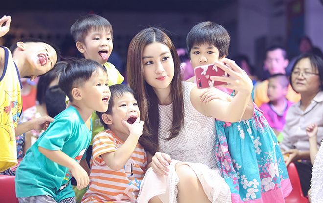 Bất ngờ với chiếc smartphone Hoa hậu 'bình dân' Đỗ Mỹ Linh đang sử dụng