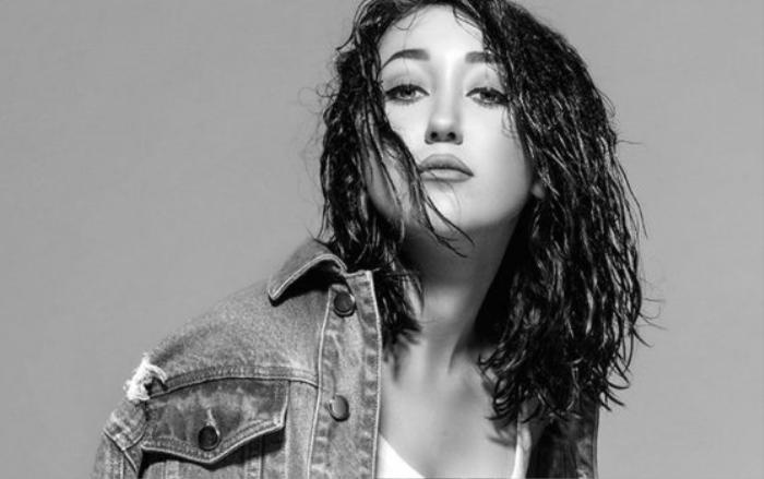 12.000 USD để mua… bình nước mắt của Noah Cyrus và động thái từ phía e-kip cô nàng là…