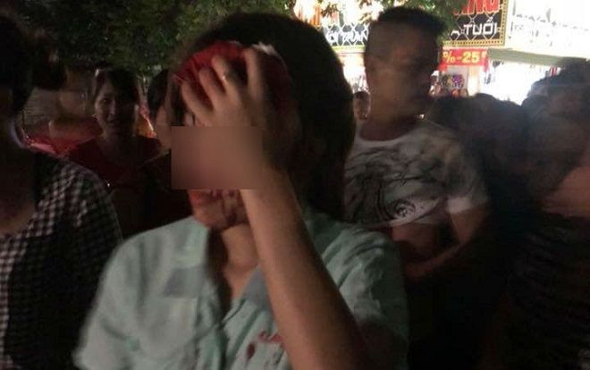 Đưa con đi chơi gặp chồng ôm ấp gái lạ, người vợ bị bồ nhí đánh nhập viện sau câu nói: 'Sao mày phá hoại gia đình tao?'