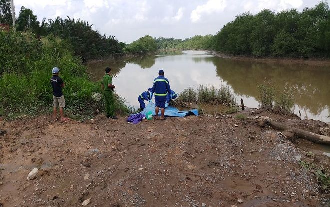 Phát hiện thi thể nam giới trên tay có hình xăm 'VỀ-ĐÂU' trôi trên sông ở Sài Gòn